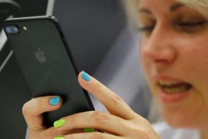 Apple Siri konuşmalarını dinlediği i&ccedil;in &ouml;z&uuml;r diledi