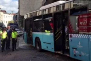 Halk otob&uuml;s&uuml; evin duvarına &ccedil;arptı! Yaralılar var