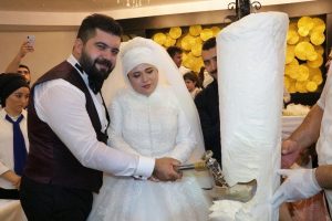 Gen&ccedil; &ccedil;ift, d&uuml;ğ&uuml;nde pasta yerine dondurma kesti