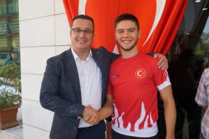 Bursa Mustafakemalpaşa Belediye Başkanı Kanar'dan mill&icirc; sporcuya coşkulu karşılaşma