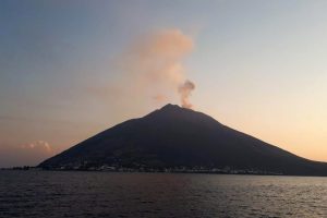 Stromboli yanardağındaki patlama turistleri korkuttu