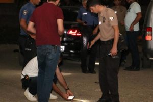 17 yaşındaki &ccedil;ocuk, balkondan bek&ccedil;ilere ateş etti