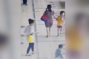 K&uuml;&ccedil;&uuml;k kız, otob&uuml;s altında kalmaktan son anda kurtuldu