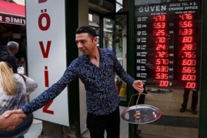 Dolar y&uuml;kselince vatandaş d&ouml;viz sattı