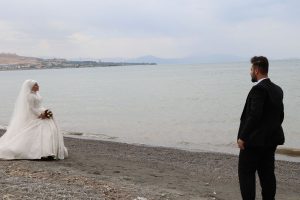 Gelin ve damat, g&ouml;l kıyısında temizlik yaptı