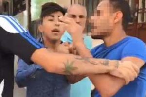 Kız &ccedil;ocuğunu taciz ettiği iddia edilen genci polise teslim ettiler