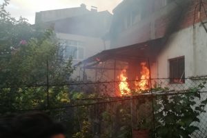 Balkonda &ccedil;ıkan yangın evi k&uuml;le &ccedil;eviriyordu