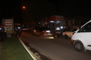Polis lojmanları &ouml;n&uuml;nde silah sesleri y&uuml;kseldi: 1 yaralı