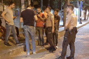 Gen&ccedil; kadının &ccedil;antasını zorla alıp ka&ccedil;tılar