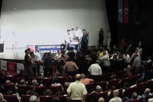 Bursa'da Kaftancıoğlu'nun katıldığı CHP toplantısında ortalık karıştı, yumruklar konuştu