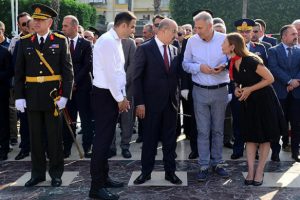 Adana'da Zafer Bayramı t&ouml;reninde &ccedil;elenk krizi