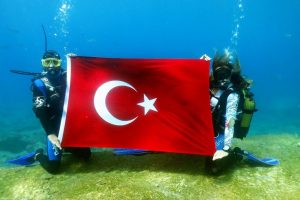 B&uuml;y&uuml;k Zaferin 97. yılını deniz dibinde kutladılar