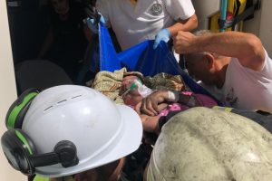 Bursa'da vatandaşlar yatalak hastayı kurtarmak i&ccedil;in alevlerin arasına daldı