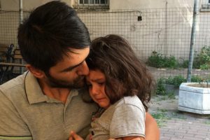 Balkondan d&uuml;şen minik Umut'tan iyi haber