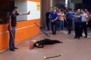 Defalarca bı&ccedil;akladıktan sonra başında &ouml;lmesini bekledi