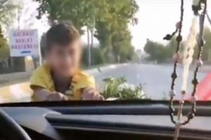 Bahşiş alabilmek i&ccedil;in kaputa &ccedil;ıktı