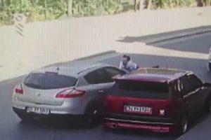 Aracına binmeye &ccedil;alışırken otomobil &ccedil;arptı