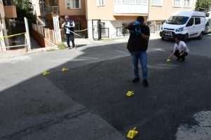 Sevgililere sokak ortasında silahlı saldırı: 1 &ouml;l&uuml;