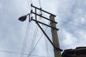 Trafoda patladı: Y&uuml;ksek voltaj elektronik eşyaları yaktı