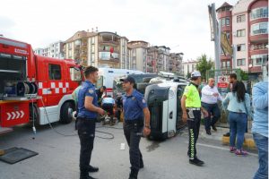 Anne ile kızının &uuml;zerine ara&ccedil; devrildi: 1 &ouml;l&uuml;, 7 yaralı