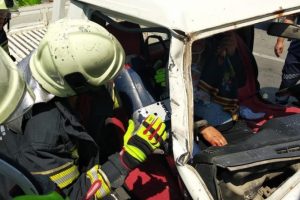 Zincirleme kazada sıkışan yaralıları itfaiye kurtardı