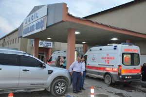 Dağdan kopan kayalar 2 kişiyi yaraladı