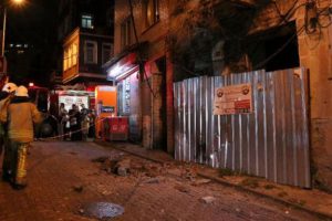 İstanbul'da metruk binanın balkonu &ccedil;&ouml;kt&uuml;