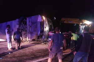 Antalya'da tur otob&uuml;s&uuml; devrildi: 1 &ouml;l&uuml;, 17 yaralı