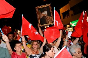 &Ccedil;eşme'de Fener Alayında meşaleler yerine cep telefonu ışıkları yandı
