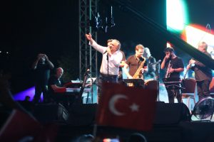 Volkan Konak, t&uuml;rk&uuml;leriyle 20 bin İzmitliye Zafer Bayramı coşkusunu yaşattı