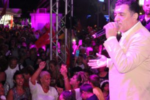 Bodrumlular Ardahan Belediye Başkanının şarkılarıyla coştu
