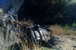 İzmir'de otomobil k&ouml;pr&uuml;den u&ccedil;tu: 2 yaralı