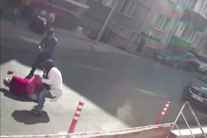 Birlikte yaşayan &ccedil;ifte sokakta silahlı saldırı