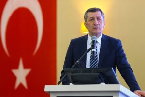 Bakan Sel&ccedil;uk'tan "okul &ccedil;antası" paylaşımı