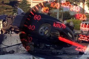 İzmir &Ccedil;eşme'deki kazada l&uuml;ks aracın ibresi 220'de kilitli kaldı