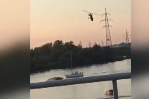 Rusya'da elektrik hattına takılan helikopter nehre d&uuml;şt&uuml;
