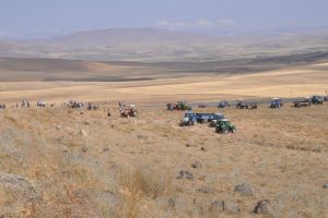 K&ouml;yl&uuml;lerden trakt&ouml;rl&uuml; "taş ocağı" eylemi