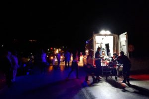 İki otomobil kafa kafaya &ccedil;arpıştı: 8 yaralı
