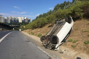 Kendisini sıkıştıran taksiciden ka&ccedil;mak isterken takla attı