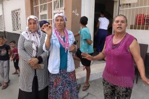 Kadınlar, 80 yaşındaki tacizciyi yakalayıp, polise teslim etti