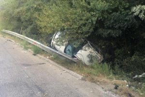 Emniyet şeridinde duran araca arkadan &ccedil;arptı