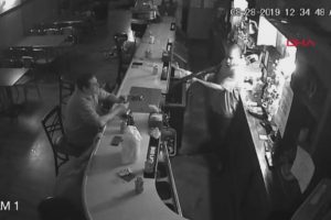 Bar soyuldu, o devam etti!
