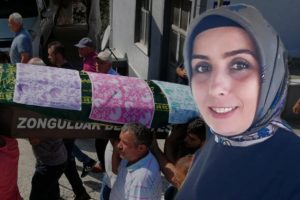 Sokak ortasında &ouml;ld&uuml;r&uuml;len Melike'ye acı veda!