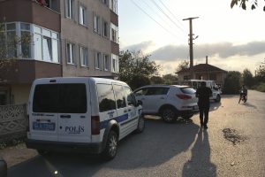 Babasını keserle &ouml;ld&uuml;rd&uuml;