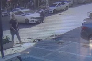İstanbul Esenyurt'ta otomobilin bir kadına &ccedil;arpma anı kamerada