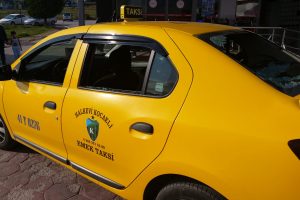 Kocaeli'de taksiciyi bı&ccedil;ak ve palalarla gasbetmeye &ccedil;alıştılar