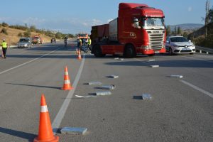 TIR'lar kafa kafaya &ccedil;arpıştı: 2 ağır yaralı