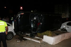 Ka&ccedil;akları taşıyan ara&ccedil;, d&uuml;ğ&uuml;n salonunun otoparkına girdi: 14 yaralı