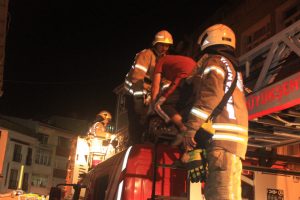 2 katlı binada &ccedil;ıkan yangında 7 kişi mahsur kaldı