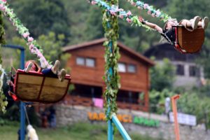Ayder Yaylası'ndaki salıncaklar yıkım ekibi tarafından s&ouml;k&uuml;ld&uuml;
